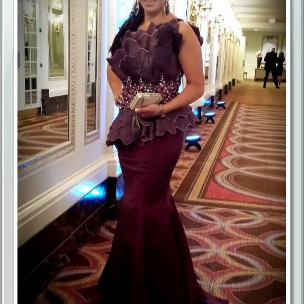 Beautiful evening gown, It’s a super flattering comfortable dress. Purple/Pink